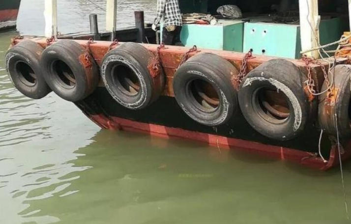 废旧轮胎做船舷.jpg